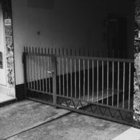 How to Choose Stairway Retractable Baby Gate: A Complete Guide for Safety-Conscious Parents