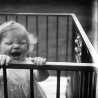 Retractable vs Swinging Baby Gates: A Complete Guide to Choosing the Right Safety Gate for Your Home